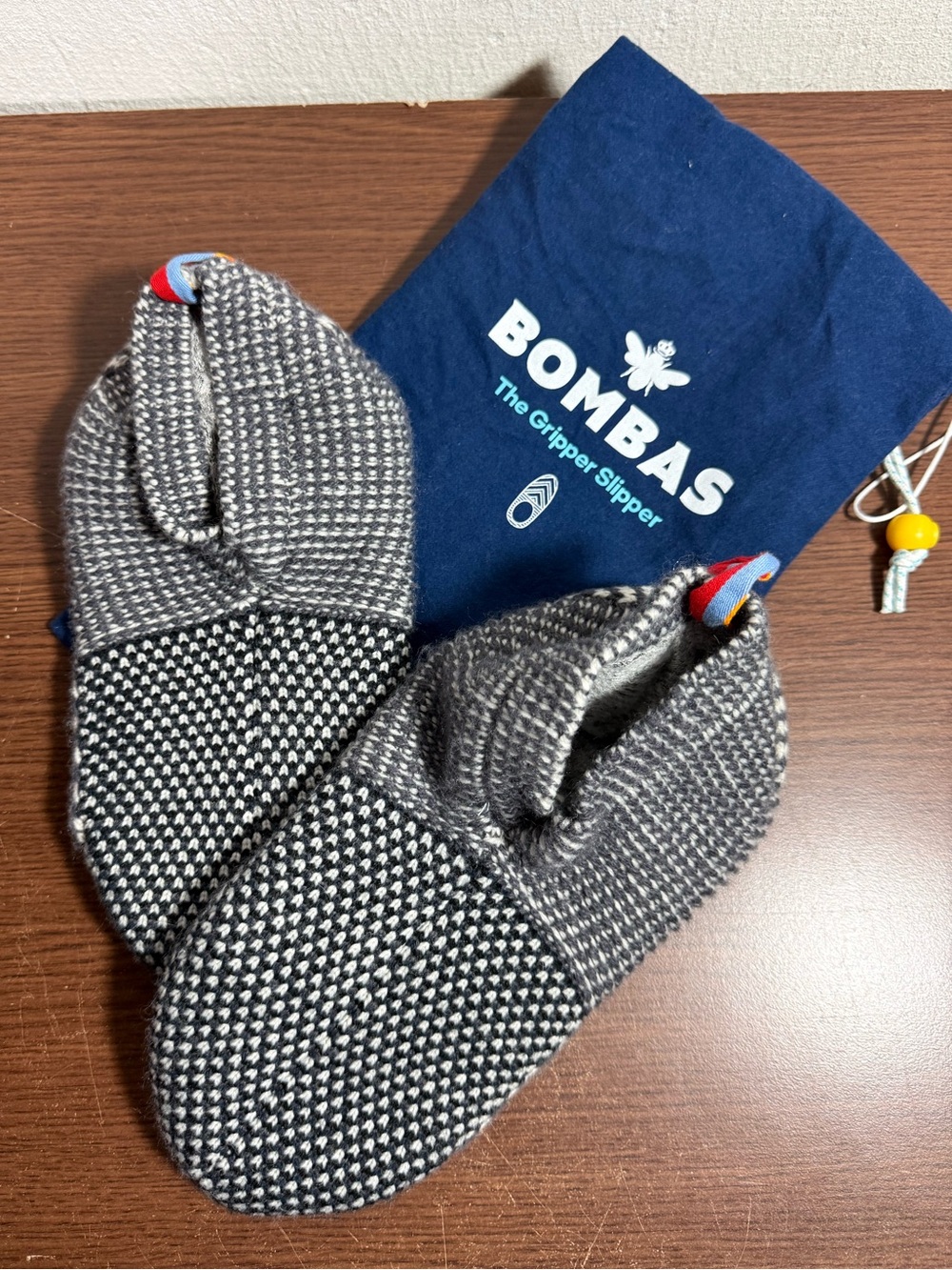 Bombas Gripper Slippers Sz Medium NEW!